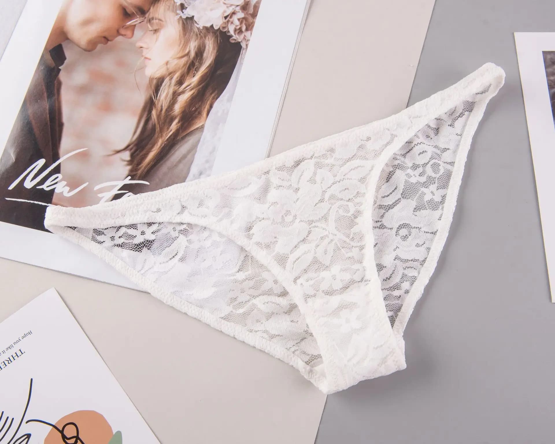 Women's Seamless Lace Low-Waist Briefs