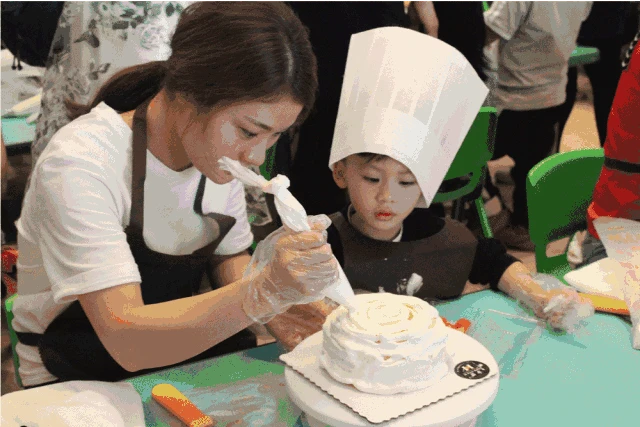 Cake Decorating Turntable Kit with 137 Piping Accessories