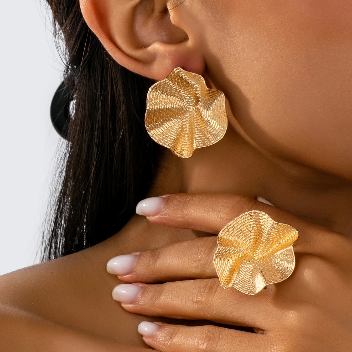 A Set of Women's Jewelry: Irregular Geometric Shapes, Fashionable and Simple Earrings and Ring Set, Suitable for Daily Wear and Vacation Wear