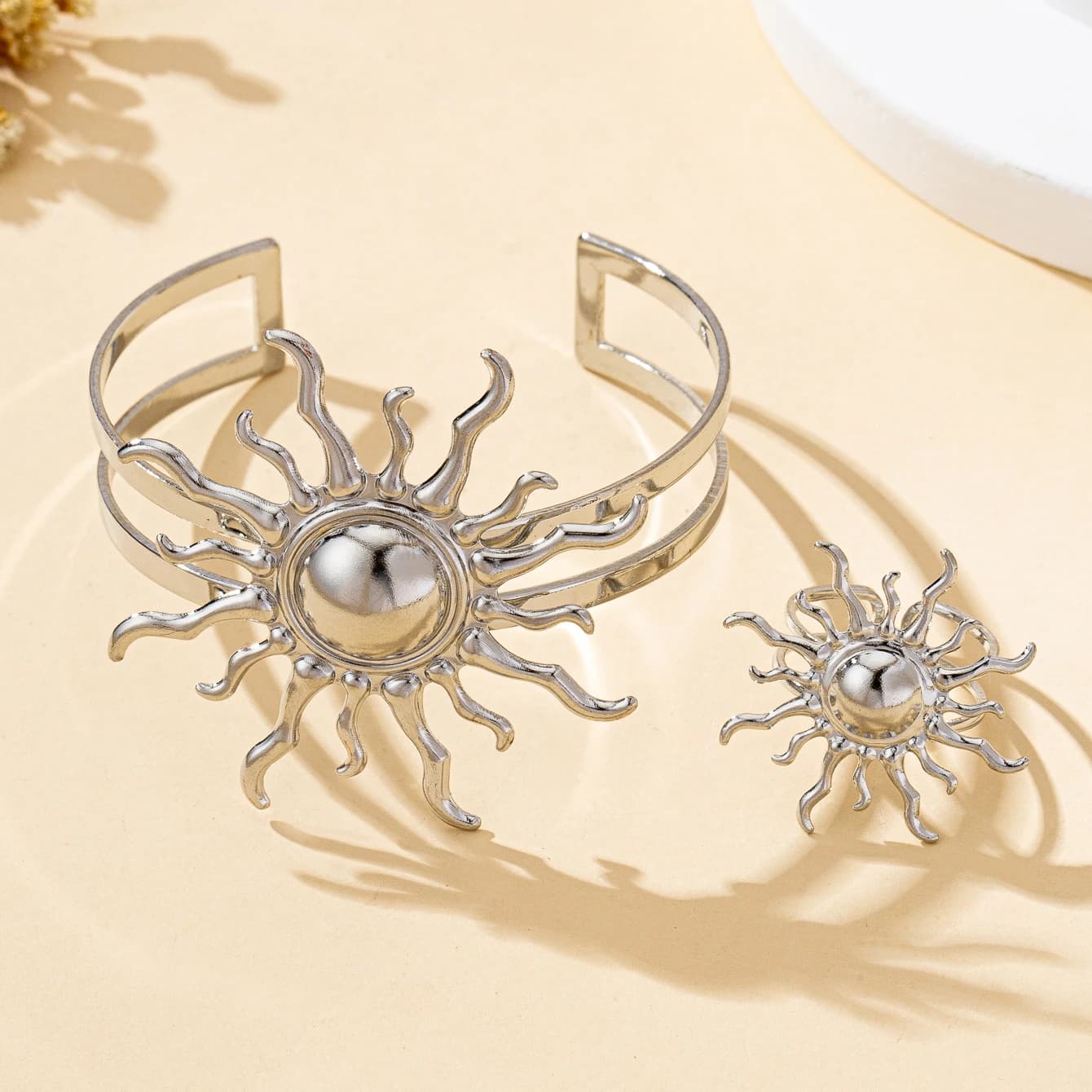 A Set of Women's Jewelry Set, Sun-Shaped Bracelet and Ring Set, Suitable for Daily Wear and Vacation Wear