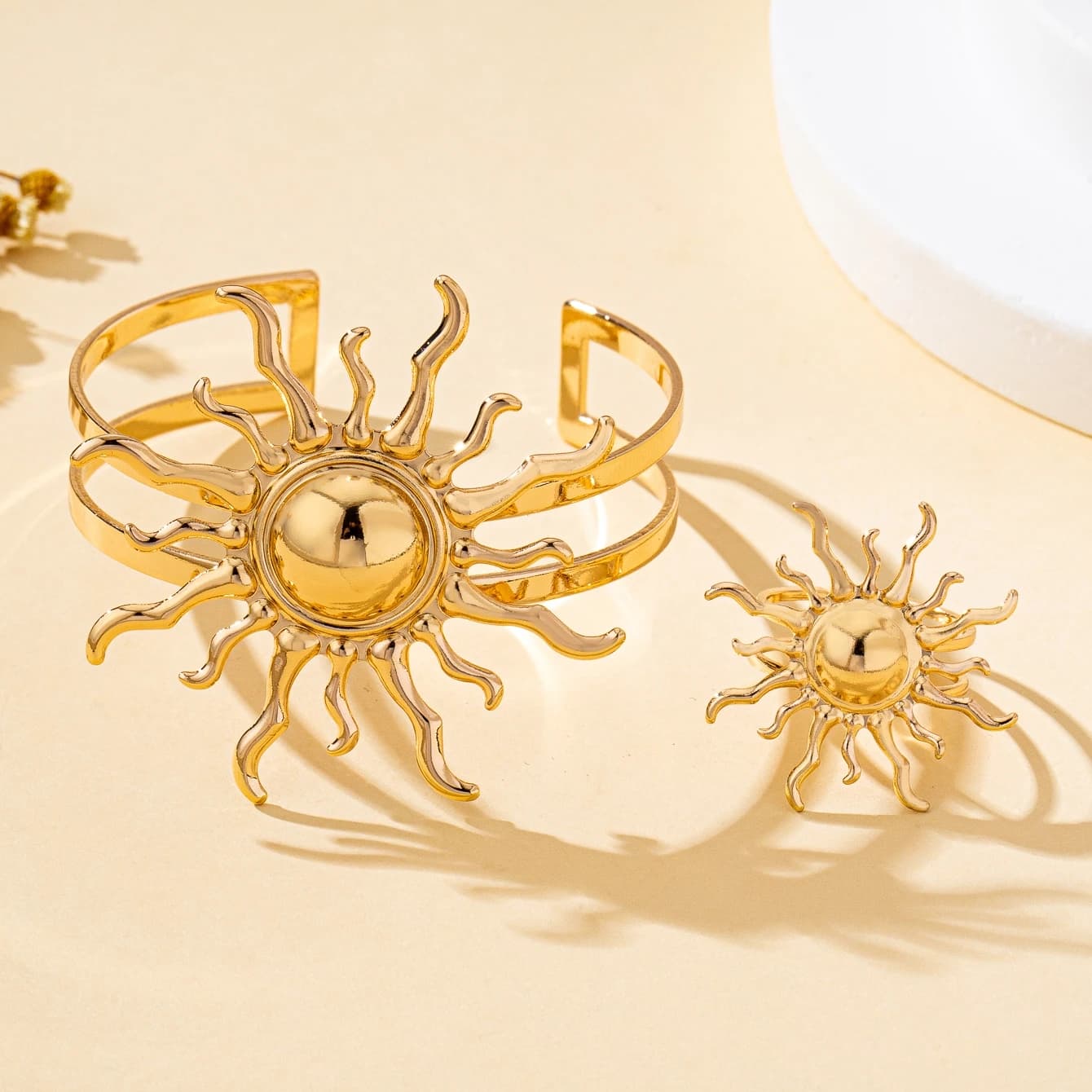 A Set of Women's Jewelry Set, Sun-Shaped Bracelet and Ring Set, Suitable for Daily Wear and Vacation Wear
