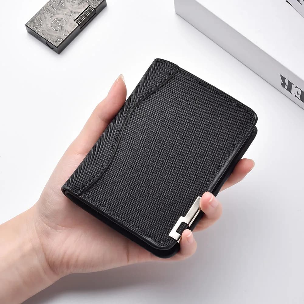 Men's Minimalist Wallet with Metal Accents and Solid Color Design, Capable of Holding Banknotes, Credit Cards and a Card Holder.