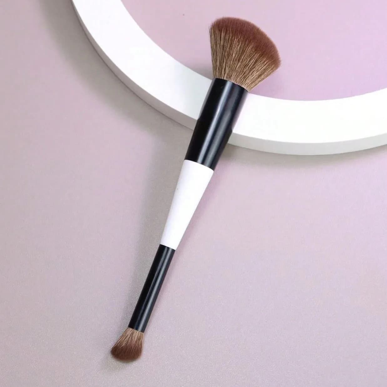 1 double-ended makeup brush, foundation brush, concealer brush, blush brush, contour brush, eyeshadow brush, multi-functional makeup brush