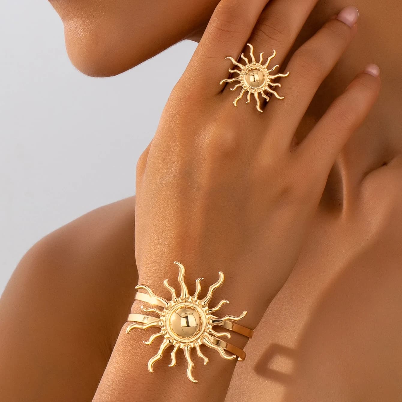 A Set of Women's Jewelry Set, Sun-Shaped Bracelet and Ring Set, Suitable for Daily Wear and Vacation Wear