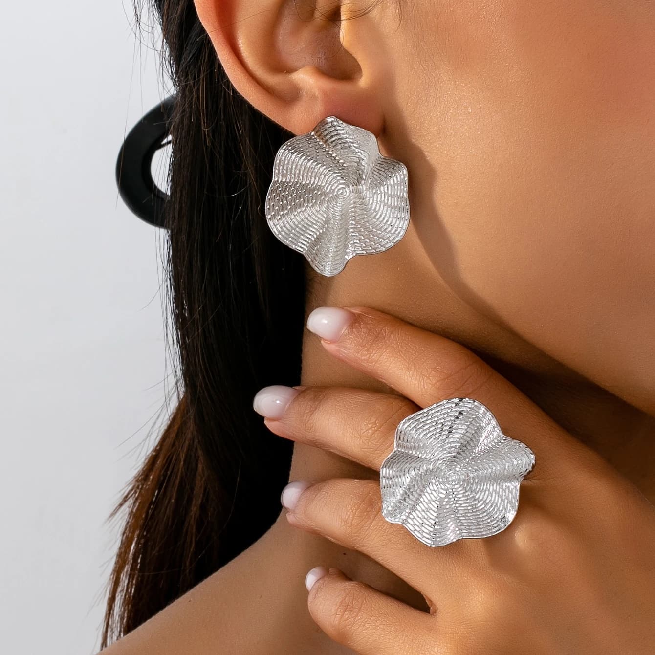 A Set of Women's Jewelry: Irregular Geometric Shapes, Fashionable and Simple Earrings and Ring Set, Suitable for Daily Wear and Vacation Wear