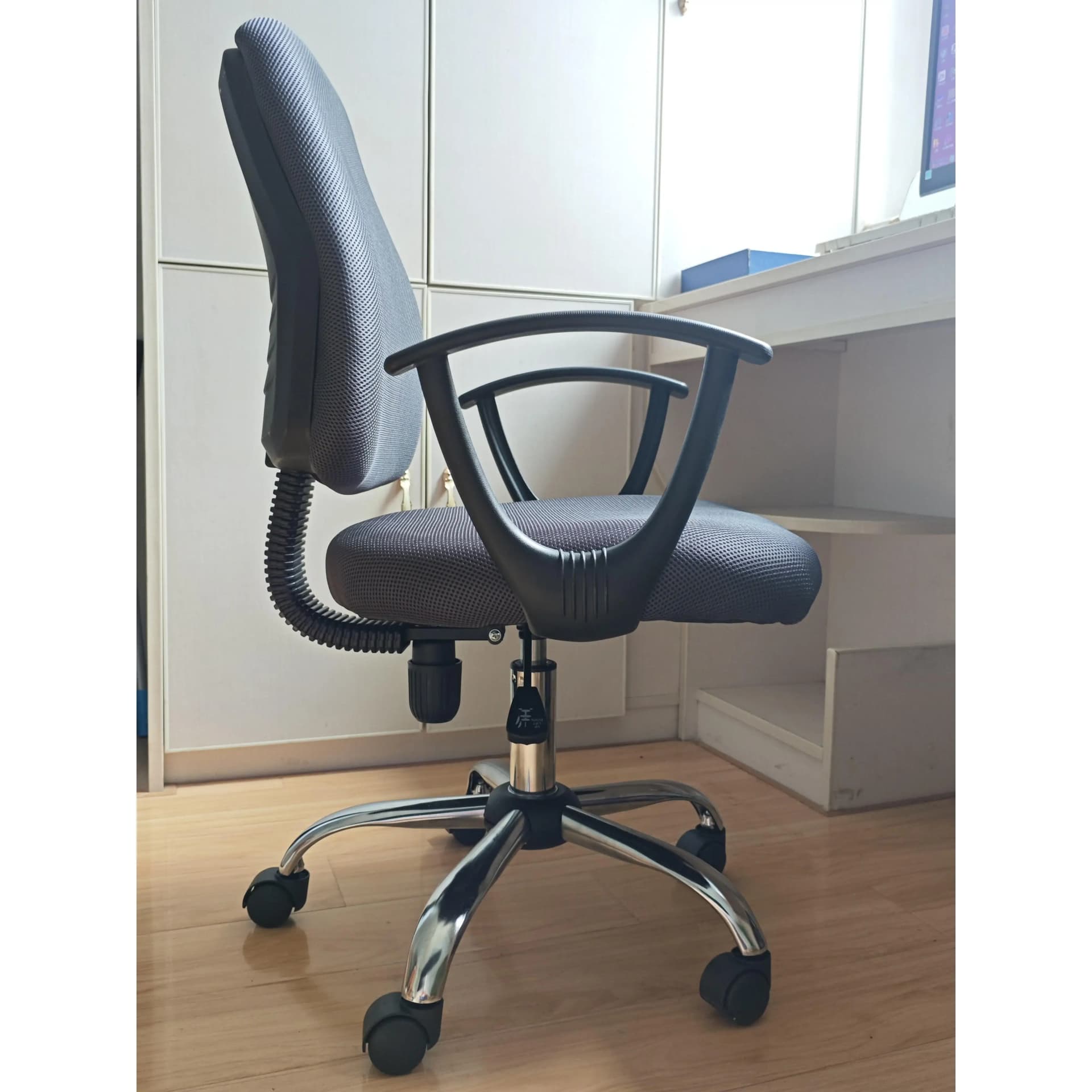Ergonomic Mesh Back Office Chair with Swivel Base