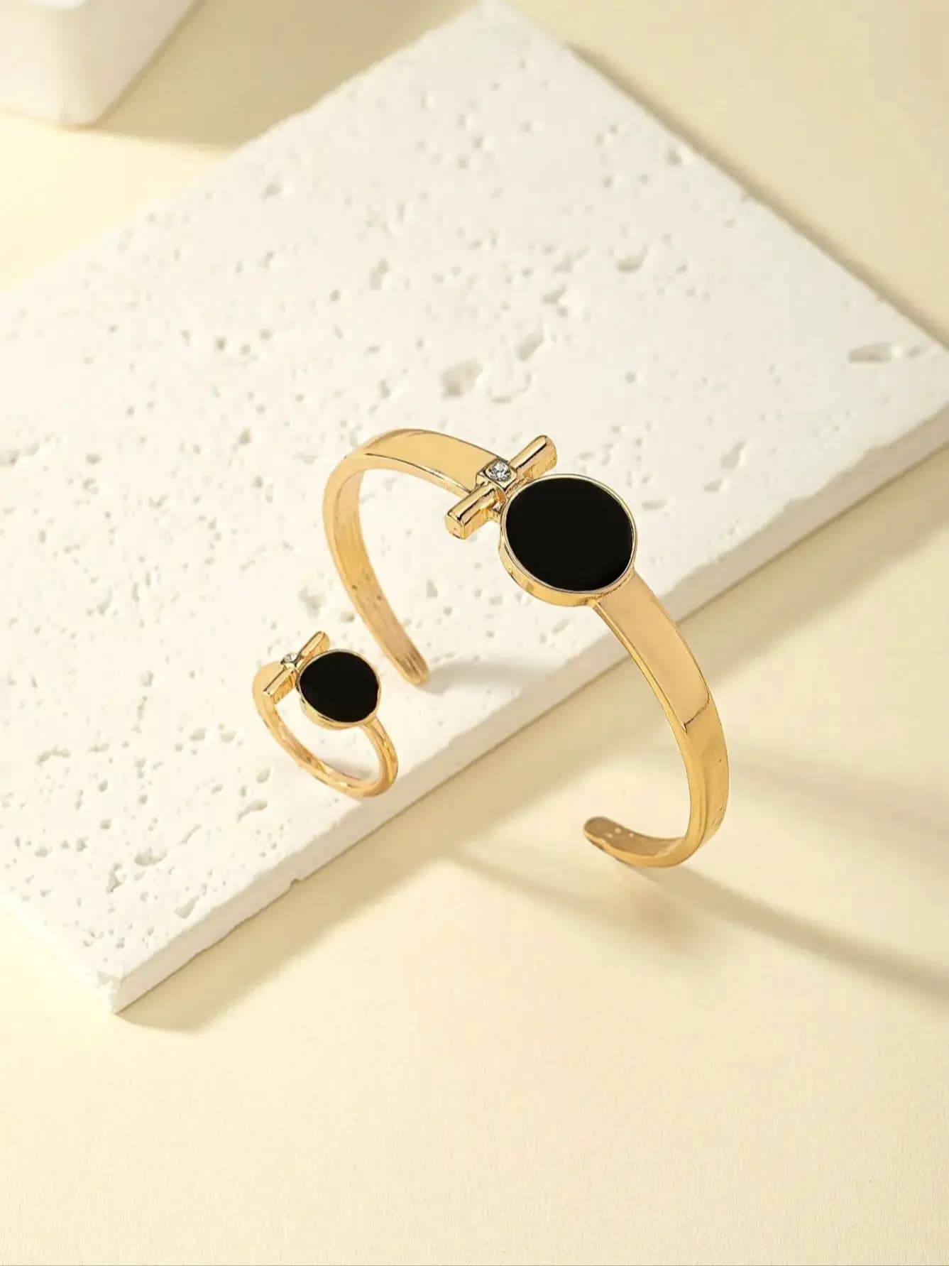 Gold-color / Less Than 4 / WHITE