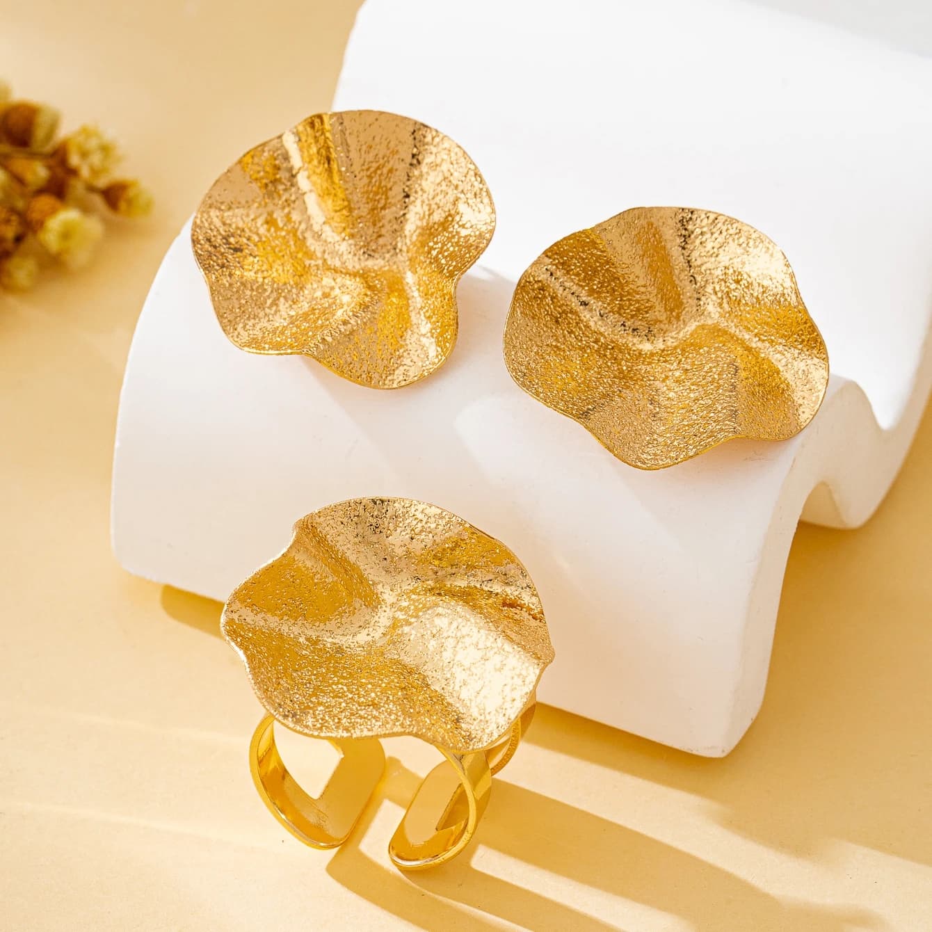 A Set of Women's Jewelry: Irregular Geometric Shapes, Fashionable and Simple Earrings and Ring Set, Suitable for Daily Wear and Vacation Wear