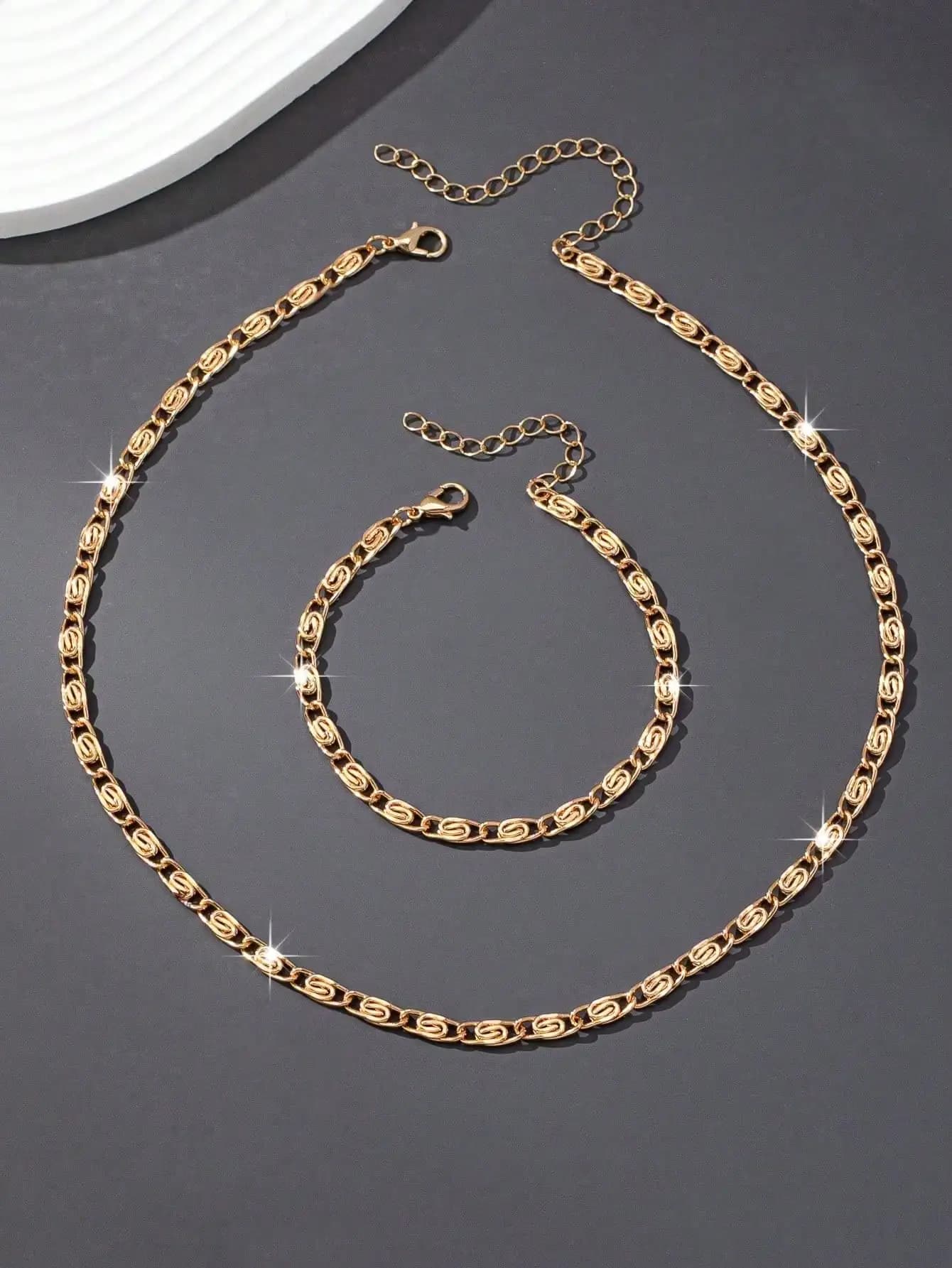 A Set of Sexy and Casual Women's Necklaces and Bracelets, a Fashionable and Versatile Women's Jewelry Set