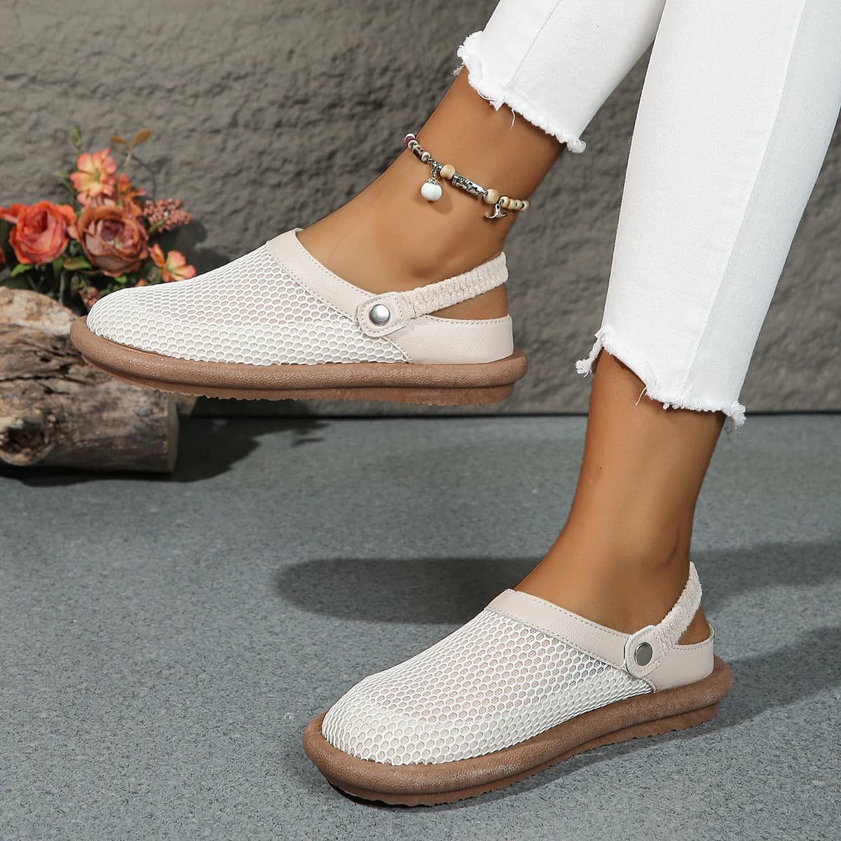 WHITE / 35