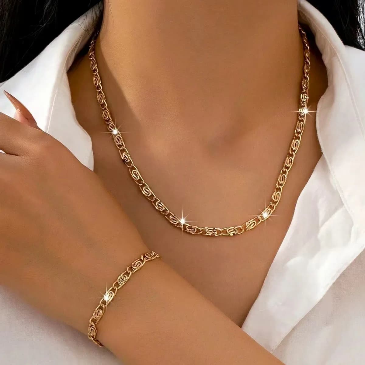 A Set of Sexy and Casual Women's Necklaces and Bracelets, a Fashionable and Versatile Women's Jewelry Set
