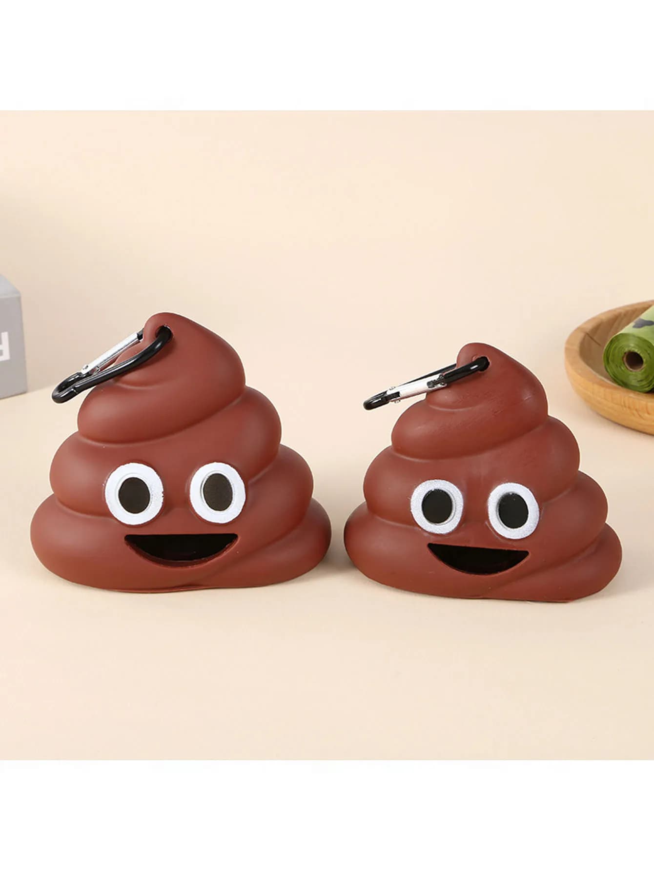 Pet supplies garbage bag dispenser, portable and biodegradable for cats and dogs going out, dog toilet bag, feces storage box