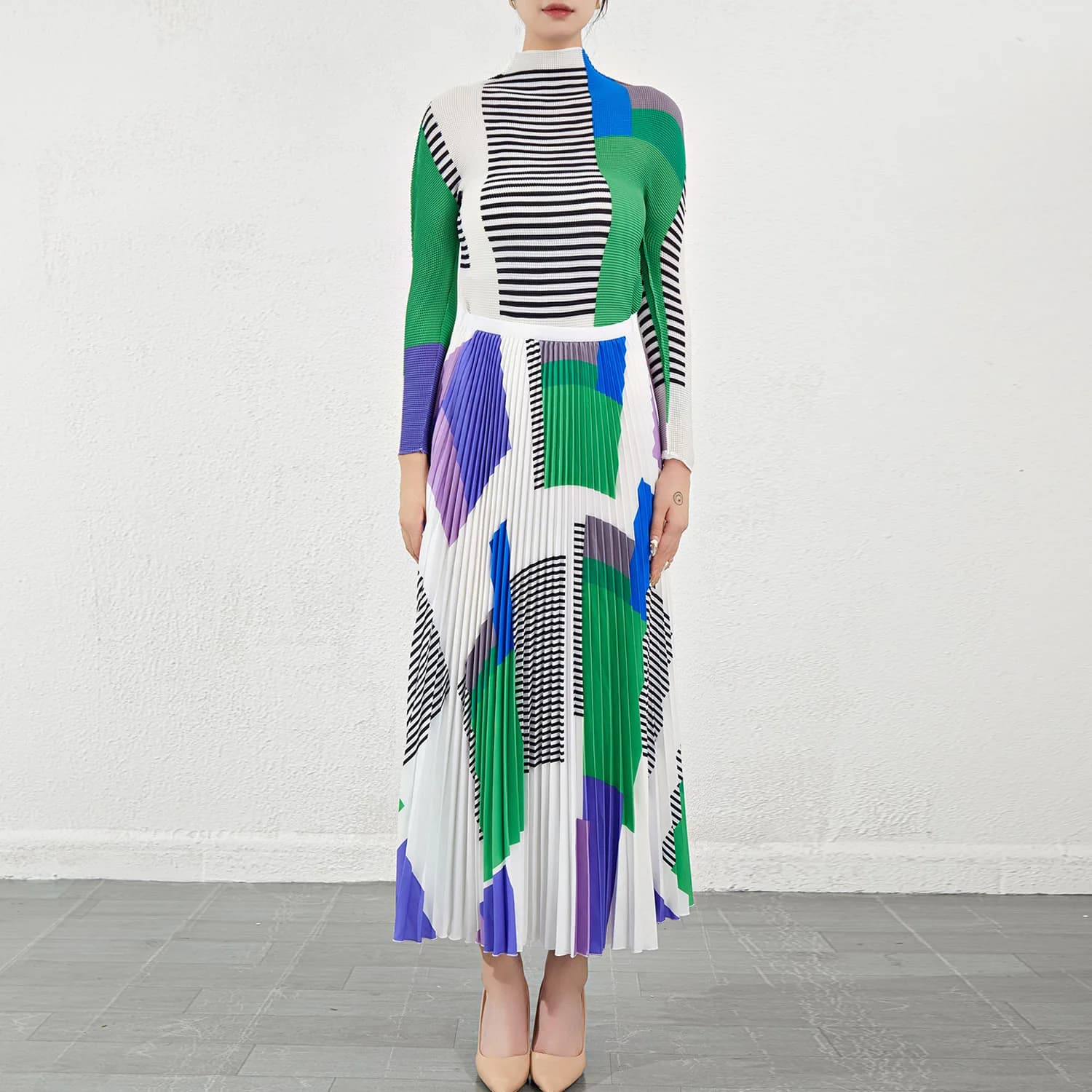 Women's Spring and Autumn Fashion Two-Piece Set: High-Neck Printed Slim-Fit Long-Sleeve T-Shirt and Skirt