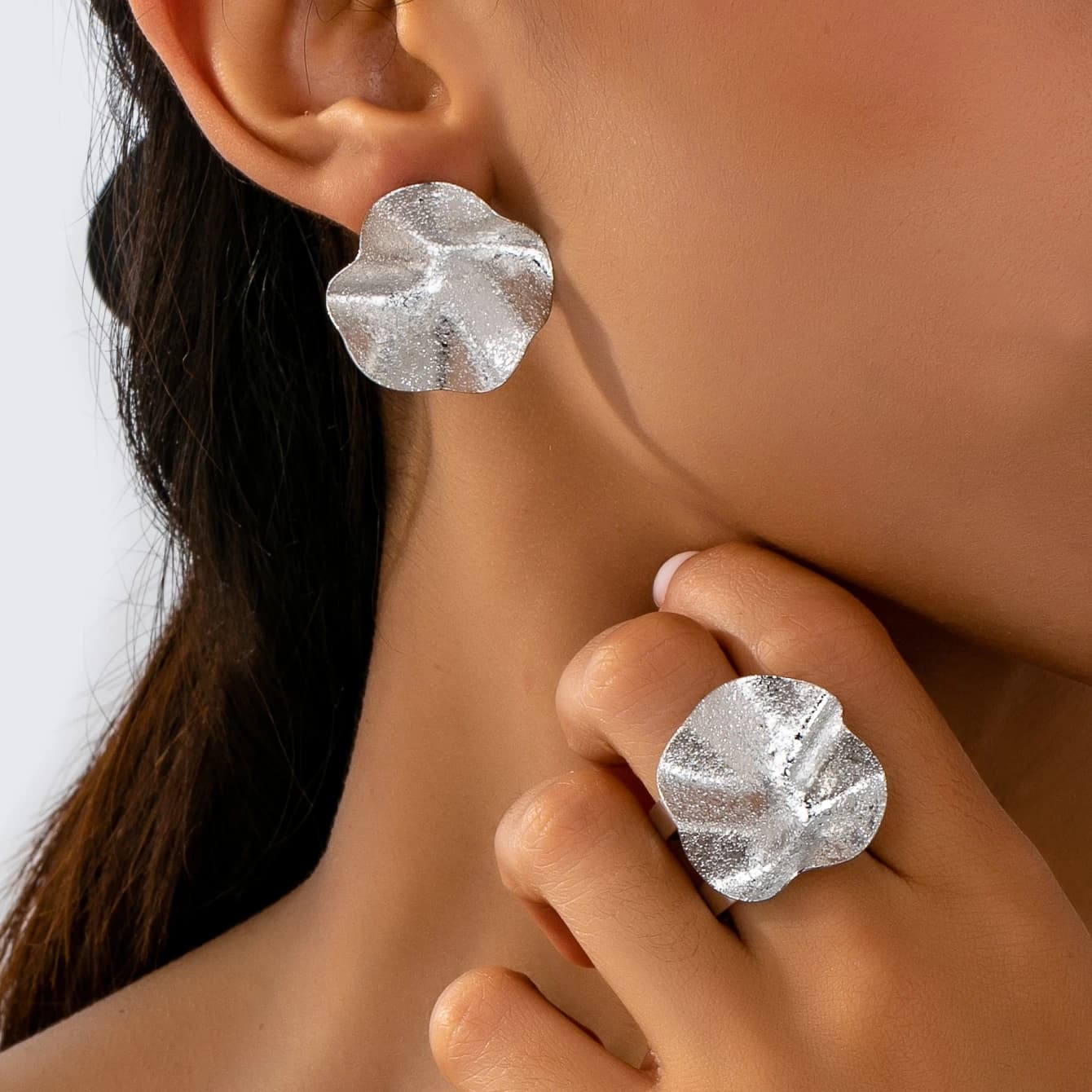 A Set of Women's Jewelry: Irregular Geometric Shapes, Fashionable and Simple Earrings and Ring Set, Suitable for Daily Wear and Vacation Wear
