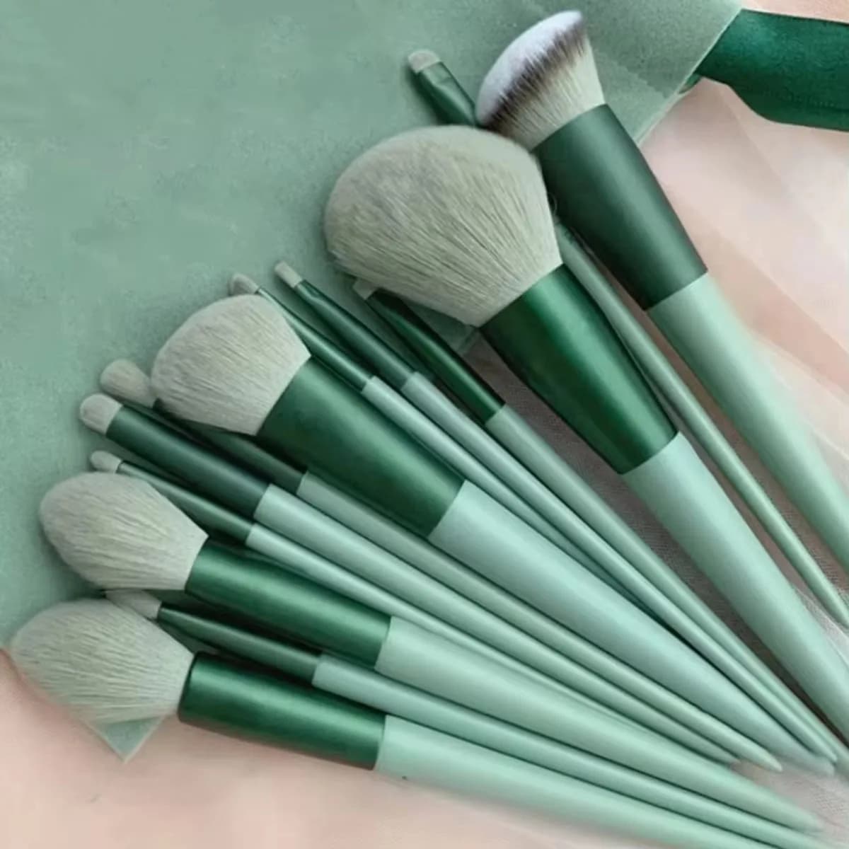 Professional Makeup Brush Set With Soft Fluffy Durable Bristles For Easy Carrying And Storage Complete Set Of Beauty Tools