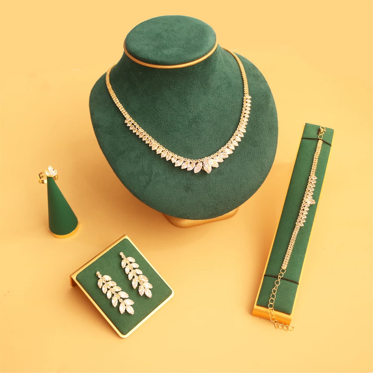 Luxury Women's Jewelry Elegant Bridal Necklace Earrings Bracelets Rings 4-piece Set Bridal Wedding Party Jewelry Accessories