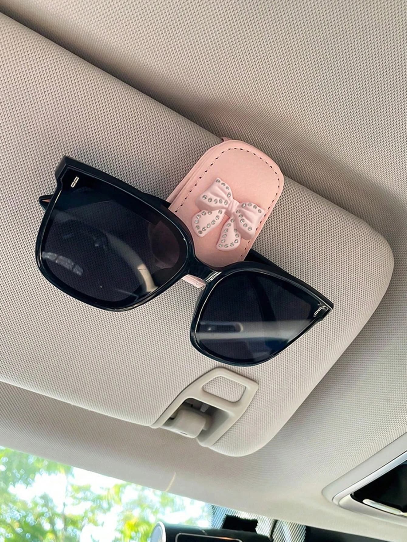 Car sun visor, glasses clip, bow tie with rhinestones, cute pink interior, sunglasses storage rack, car accessories