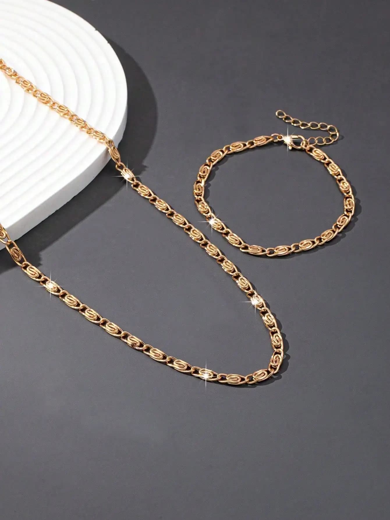 A Set of Sexy and Casual Women's Necklaces and Bracelets, a Fashionable and Versatile Women's Jewelry Set
