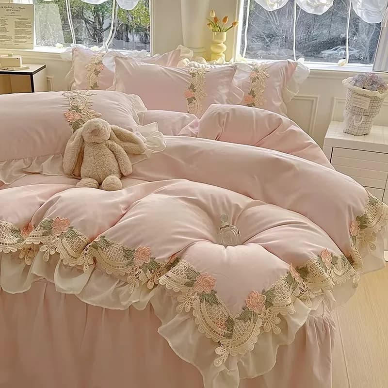 4PCS Embroidery Lace Bedding Set (Duvet Cover + Bed Sheet + Pillowcase) Quilt Cover Set Comfortable Ruffle Bedding Set Bedspread