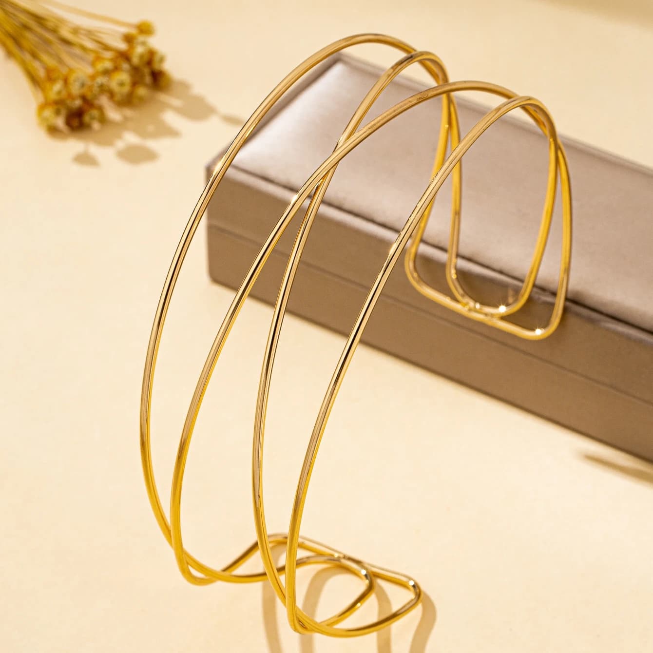 A Women's Necklace with Simple Lines and a Stylish Design, Suitable for Daily Wear and Parties