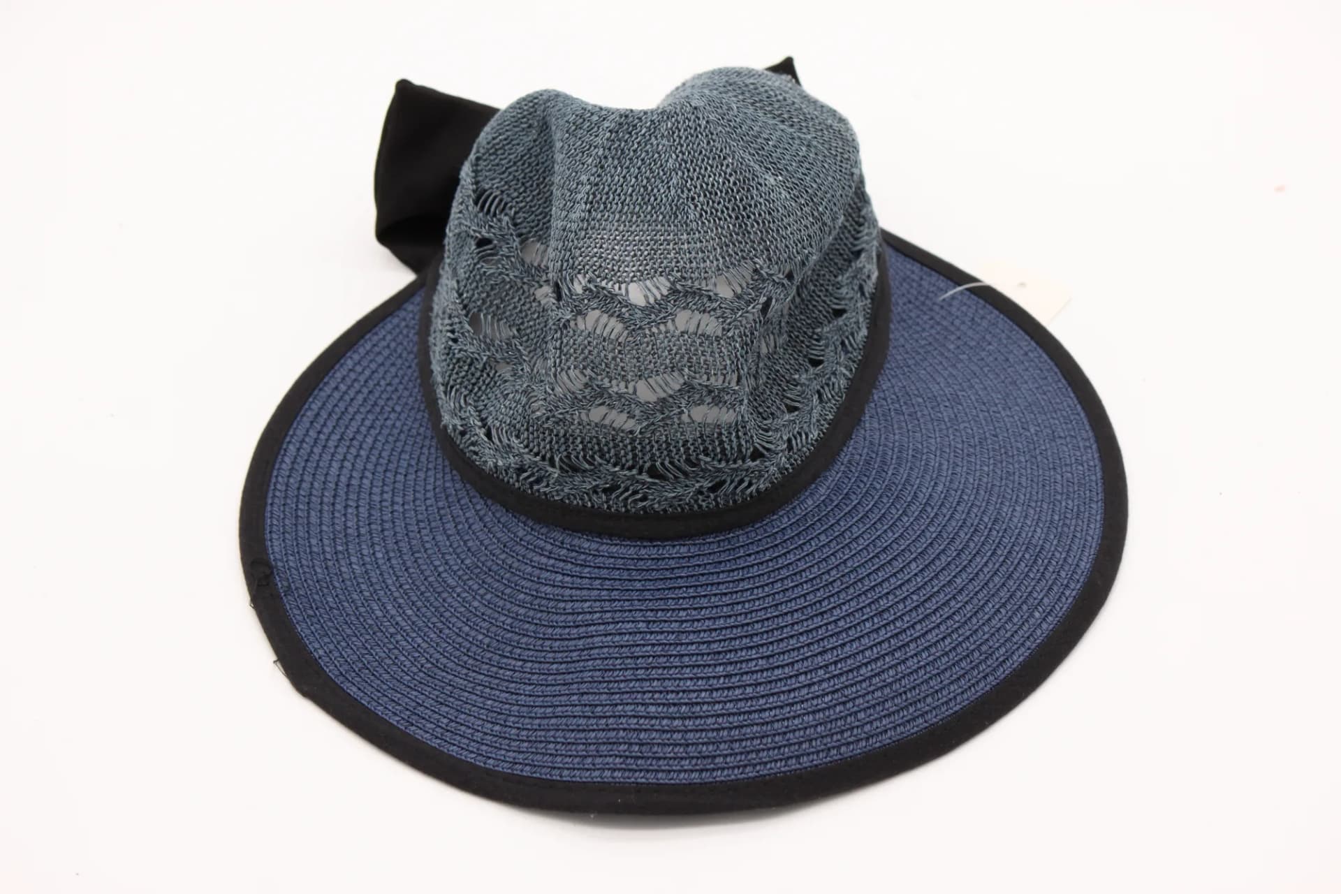 Wide-brimmed straw hat with a knitted design and black bow